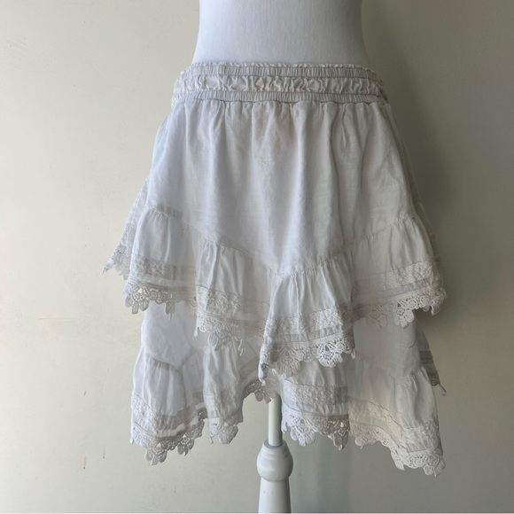 Elegant White Layered Skirt - Picture 6 of 8